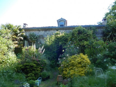 2 City houses of character on 1 hectare of land at 10 minuts from the center of Niort