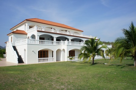 Unique 10 Bedroom property on golf course also ideal as a Boutique Hotel.