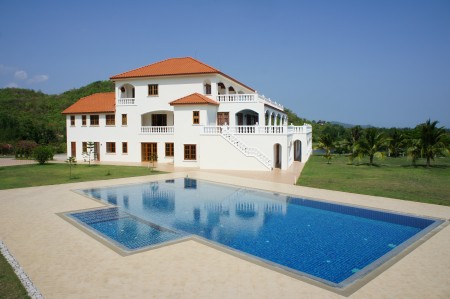 Unique 10 Bedroom property on golf course also ideal as a Boutique Hotel.