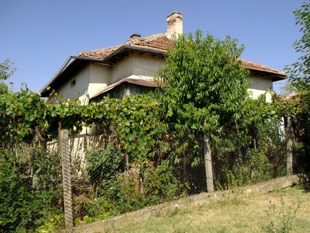 Spacious country house with nice garden located in a quiet village in Bulgaria