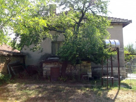 Spacious country house with nice garden located in a quiet village in Bulgaria