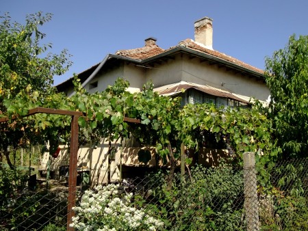 Spacious country house with nice garden located in a quiet village in Bulgaria