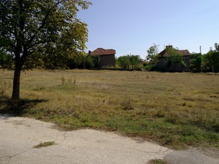 Spacious country house with nice garden located in a quiet village in Bulgaria