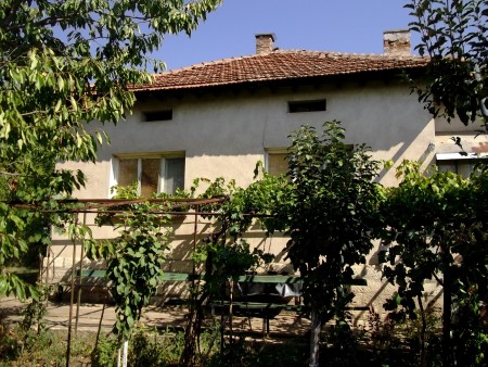 Spacious country house with nice garden located in a quiet village in Bulgaria