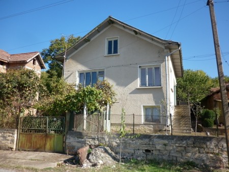 Solid country house with garage, garden and nice panoramic views situated in a quiet village