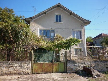 Solid country house with garage, garden and nice panoramic views situated in a quiet village