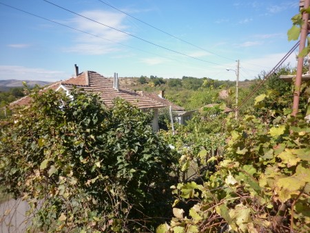 Solid country house with garage, garden and nice panoramic views situated in a quiet village