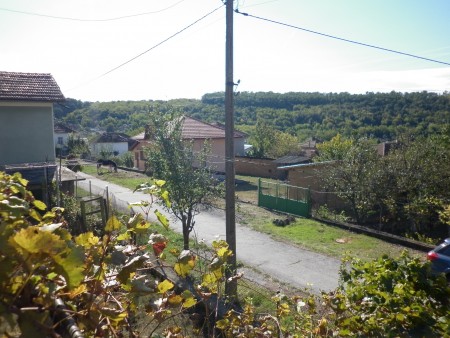 Solid country house with garage, garden and nice panoramic views situated in a quiet village