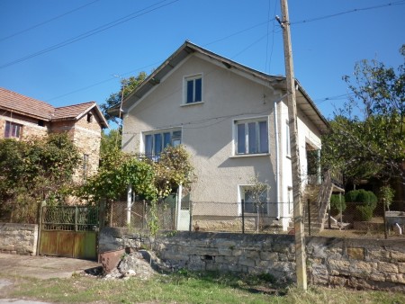 Solid country house with garage, garden and nice panoramic views situated in a quiet village