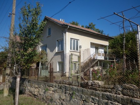 Solid country house with garage, garden and nice panoramic views situated in a quiet village