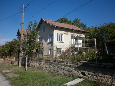 Solid country house with garage, garden and nice panoramic views situated in a quiet village