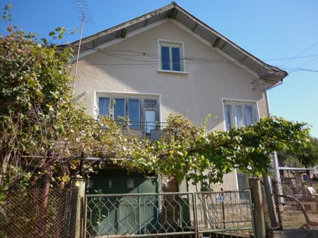 Solid country house with garage, garden and nice panoramic views situated in a quiet village