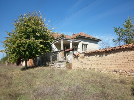 Old country house with garden, nice views and quiet location just 100 meters away from river