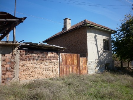 Old country house with garden, nice views and quiet location just 100 meters away from river