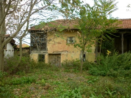 Partially renovated country house with barn and plot of land near the center of  Galatin, Bulgaria