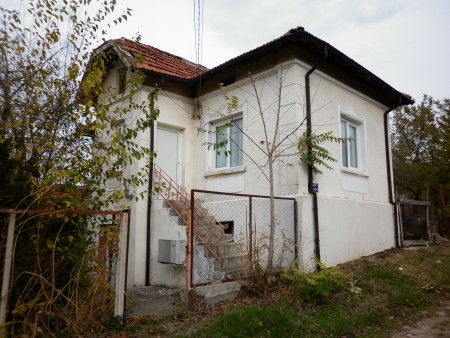 Partially renovated country house with barn and plot of land near the center of  Galatin, Bulgaria