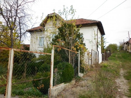 Partially renovated country house with barn and plot of land near the center of  Galatin, Bulgaria