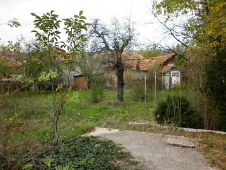 Partially renovated country house with barn and plot of land near the center of  Galatin, Bulgaria