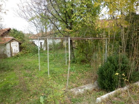 Partially renovated country house with barn and plot of land near the center of  Galatin, Bulgaria