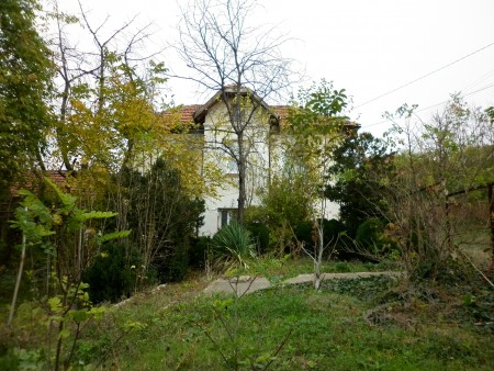 Partially renovated country house with barn and plot of land near the center of  Galatin, Bulgaria