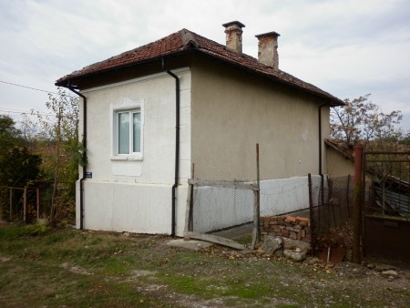 Partially renovated country house with barn and plot of land near the center of  Galatin, Bulgaria