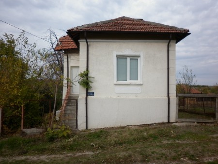 Partially renovated country house with barn and plot of land near the center of  Galatin, Bulgaria