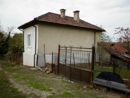 Partially renovated country house with barn and plot of land near the center of  Galatin, Bulgaria