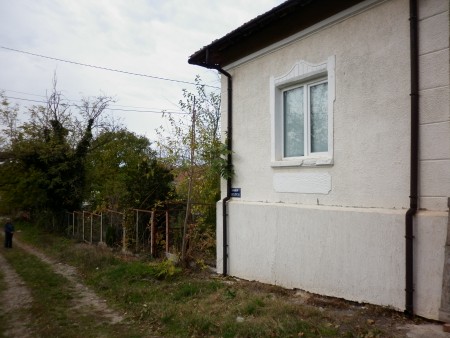 Partially renovated country house with barn and plot of land near the center of  Galatin, Bulgaria