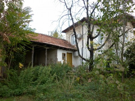 Partially renovated country house with barn and plot of land near the center of  Galatin, Bulgaria