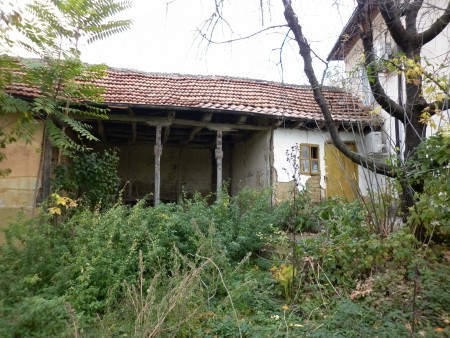 Partially renovated country house with barn and plot of land near the center of  Galatin, Bulgaria