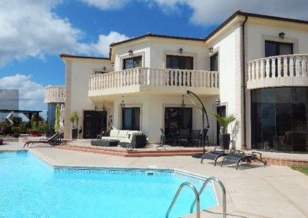 CUSTOM BUILT DETACHED VILLA -  4 BEDROOMS