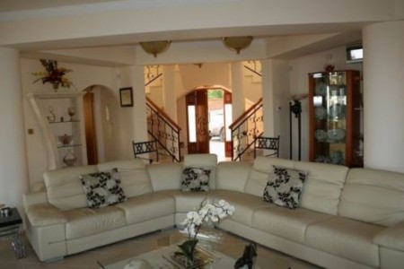 CUSTOM BUILT DETACHED VILLA -  4 BEDROOMS