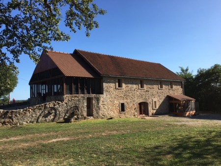 Character farmhouse and converted barn close to the Lot Valley