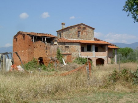 One of the Few Remaining Leopoldina Farmhouses Left in Tuscany (To Restore)